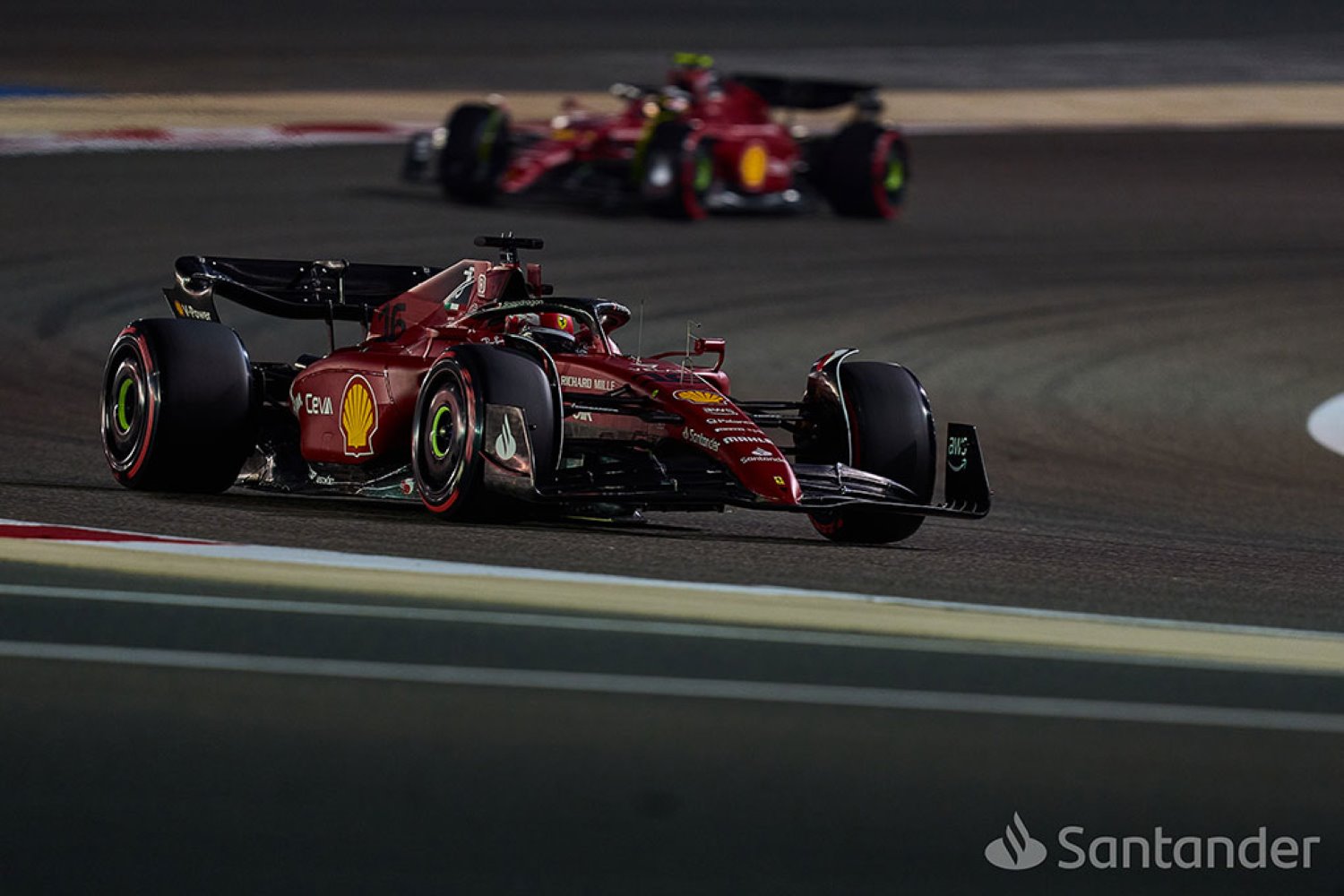Ferrarin formula-autot ajamassa radalla