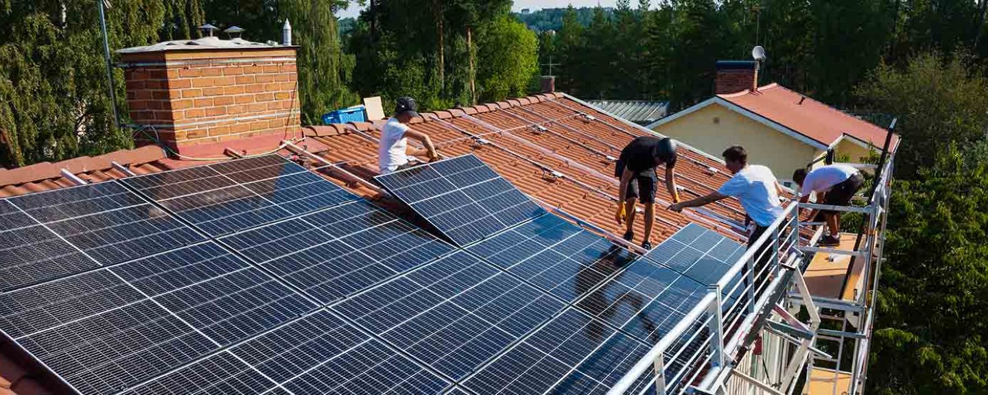 Aurinkopaneeleita asennetaan omakotitalon katolle