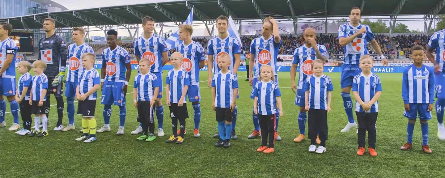 Ivalon Palloseuran juniorit HJKn pelaajien kanssa Helsingissä